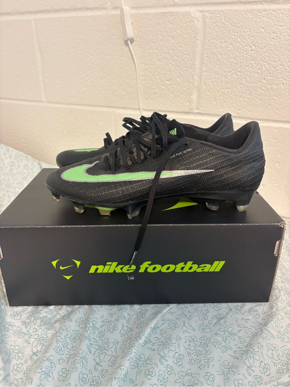 Nike Men’s Black with Green Accents Vapor Football Cleats